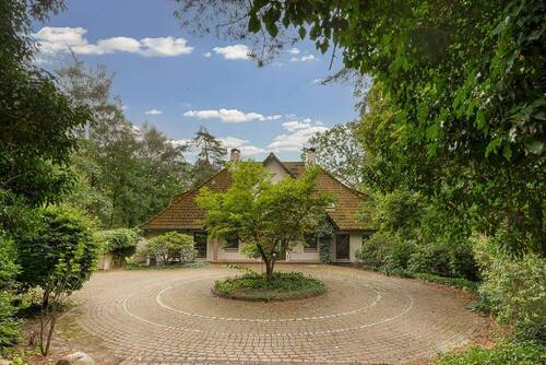 Auffahrt - Zu Verkaufen! Repräsentatives Anwesen im Grünen gelegen