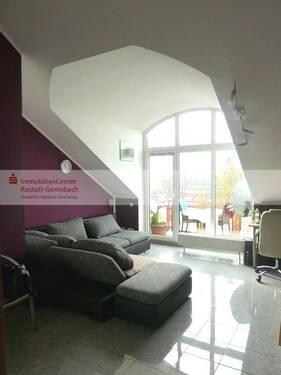 Wohnzimmer mit Zugang zum Balkon - 