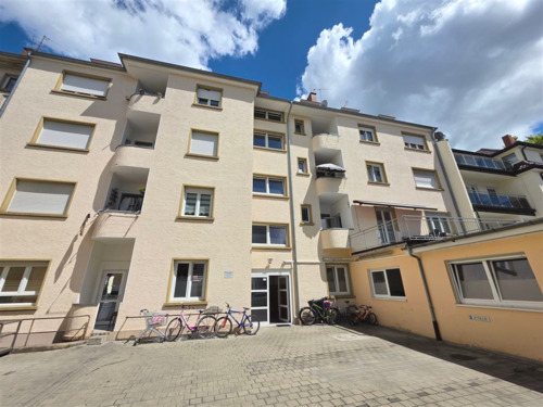 Innenhof - große Wohnung im 3.OG, voll möbliert.