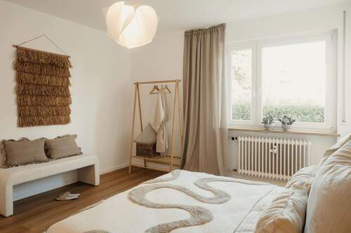 Schlafzimmer mit Fenster - 