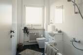 Badezimmer mit Fenster - 
