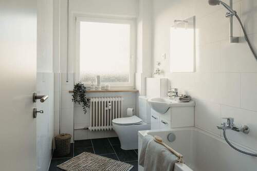 Badezimmer mit Fenster - 