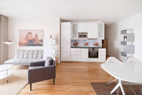 Wohnzimmer mit Küchenzeile - 2 Zimmer Etagenwohnung zum Kaufen in Berlin