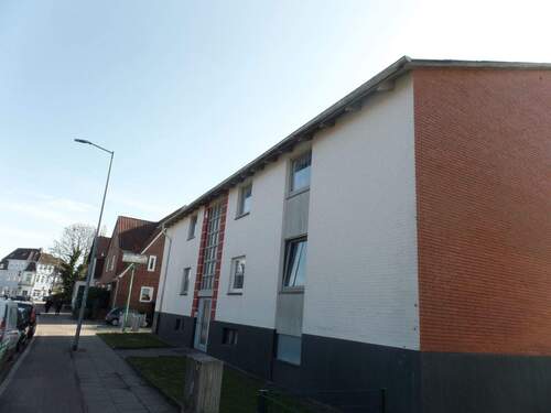 Frontansicht - Mehrfamilienwohnhaus mit 4 Wohnungen, 6 Garagen