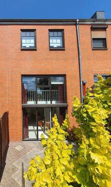 Rückseite mit großer Fensterfläche. - 