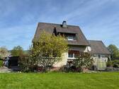 Garten-Ansicht - Mehrgenerationenhaus plus Holzhaus in Sundern-Altenhellefeld!