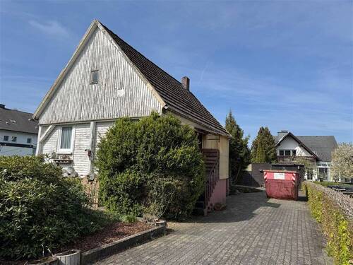 Straßen-Ansicht - Einfamilienhaus mit 97,00 m&sup2; in Sundern (Sauerland) zum Kaufen