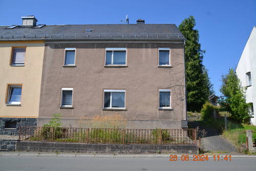 Straßenansicht - Wohnhaus mit Garage und großem Grundstück zu verkaufen