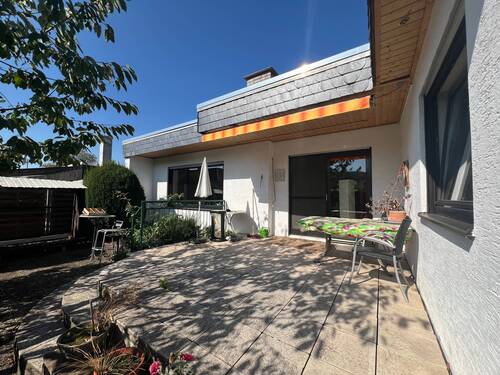 Rückansicht Haus mit Terrasse - 