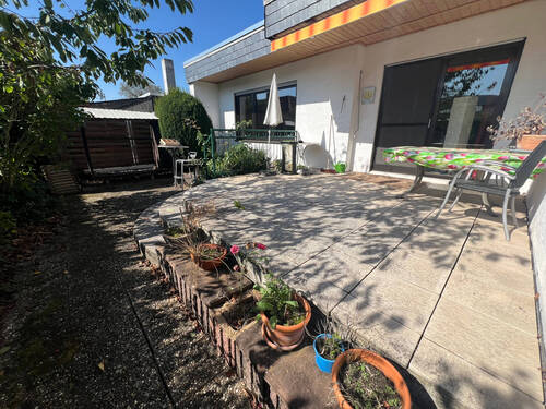 Rückansicht Haus mit Terrasse - 