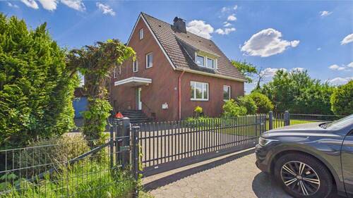 Außenansicht - Rückzugsort im Grünen: Großzügiges Haus mit großem Grundstück