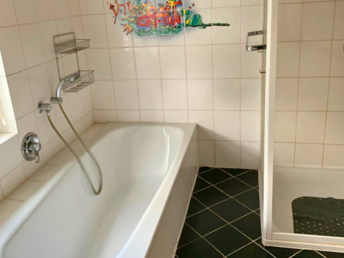 Badezimmer Hauptgebäude - 