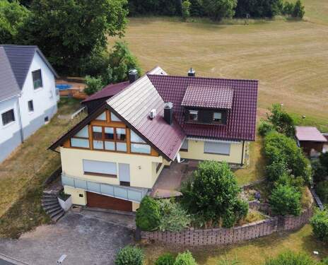 Außenansicht - Dachgeschosswohnung im Zweifamilienhaus mit großem Gartenanteil