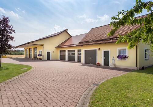 Nebengebäude: Ausbaubares Nebenhaus, Garagen und Lagerhalle - 