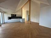 Wohn-/Essbereich mit Einbauküche - Kernsanierte 4,5-Zimmer-Dachgeschosswohnung im KfW 55 EE-Standard