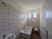 Tageslichtbad mit Wanne - WIR SANIEREN FÜR SIE - 481,00 EUR Kaltmiete, ca.  68,60 m² Wohnfläche