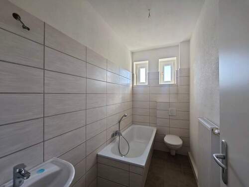 Tageslichtbad mit Wanne - WIR SANIEREN FÜR SIE - 481,00 EUR Kaltmiete, ca.  68,60 m² Wohnfläche