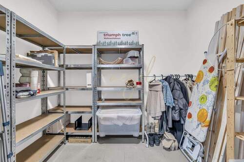 mit Regalen gegenüber Wohnung - 
