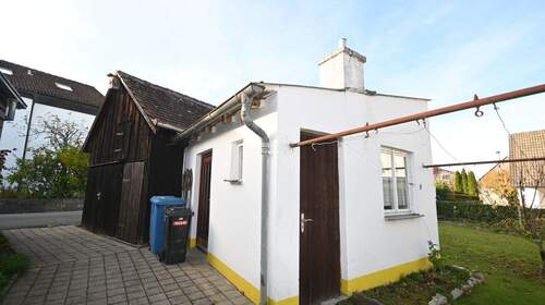 Holzlege und praktischer Schuppen - 