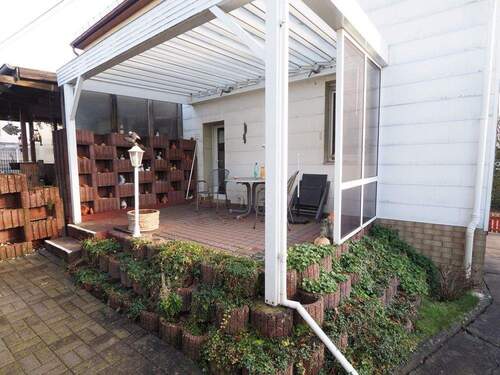 überdachte Terrasse - Doppelhaushälfte mit 100,00 m&sup2; in Nauort zum Kaufen