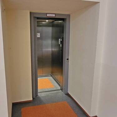 mit dem Fahrstuhl ins Dachgeschoss - 