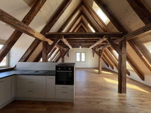 Wohn-/Esszimmer mit Einbauküche - Erstbezug: Moderne 2,5-Zimmer-Wohnung mit Empore
