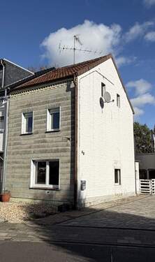 01-Straßenseite-Süd-West.JPG - Halloween Schnäppchen!!!! Doppelhaushälfte in Niederzier zu verkaufen