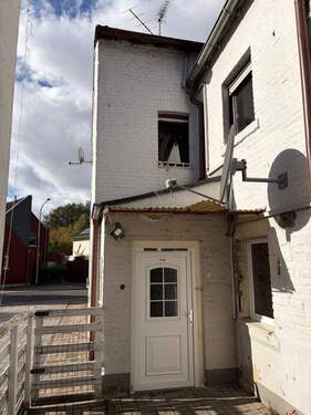 03-Haustür-Innenhof-Süd.JPG - 5 Zimmer Doppelhaushälfte in Niederzier