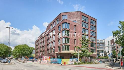 Außenansicht - + Buntes Treiben auf zwei Ebenen: Ihre Maisonette-Wohnung mit eigener Dachterrasse! +