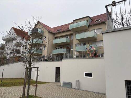 Hausansicht - 2-Zi. ETW mit EBK, Balkon u. TG-Stellplatz (barrierefrei)