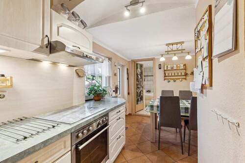 Küche mit Ausgang zur Terrasse und zum Bad im EG - 