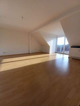 Wohnzimmer (1).jpg - 3 Zimmer Etagenwohnung in Weißenfels