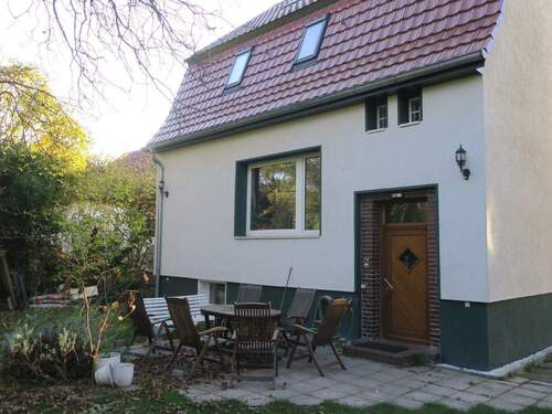 Haustür mit Terasse - 7 Zimmer Einfamilienhaus zum Kaufen in Berlin