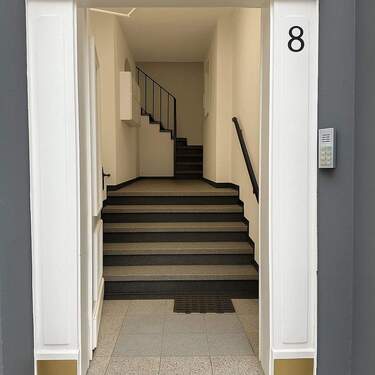 Hauseingang - Etagenwohnung mit 64,00 m² in Düsseldorf zum Kaufen