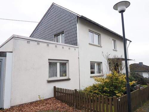 Frontansicht - 8 Zimmer Mehrfamilienhaus, Wohnhaus zum Kaufen in Hillscheid