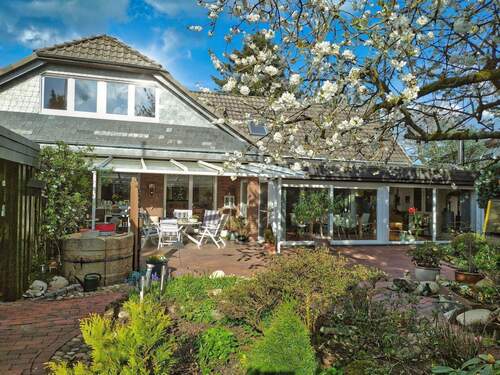 Terrassenansicht - Großzügiges, individuelles, freistehendes Einfamilienhaus in zentraler, ruhiger Lage von Wiefelstede