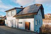 Objektansicht mit PV-Anlage - 