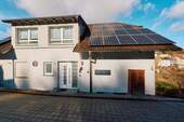 Objektansicht mit PV-Anlage - 