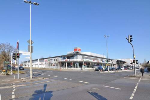 Einkaufszentrum gleich gegenüber - 