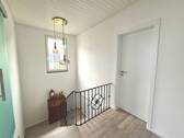 Flur im Obergeschoss und Blick zum Treppenaufgang - 