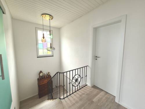 Flur im Obergeschoss und Blick zum Treppenaufgang - 