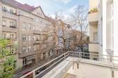 Blick vom Balkon auf die Straße - 3 Zimmer Etagenwohnung in Berlin