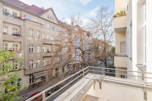 Blick vom Balkon auf die Straße - 3 Zimmer Etagenwohnung in Berlin