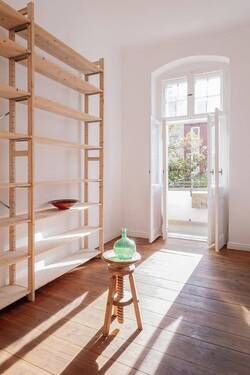 Weitere Ansicht Wohnzimmer mit Blick auf den Balkon - Etagenwohnung mit 85,00 m&sup2; in Berlin zum Kaufen