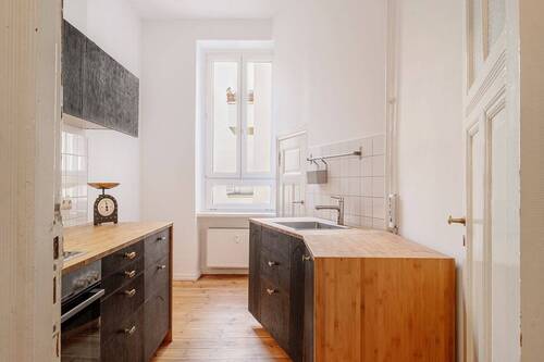 Vollausgestattete Küche mit angeschlossenem Hauswirtschaftsraum - 