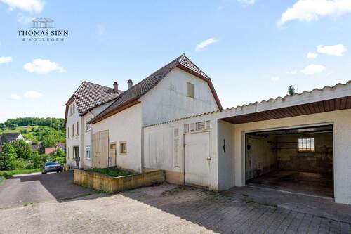 Hofeinfahrt + Scheune + Garage - 