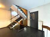 Treppenhaus und Aufzug - 