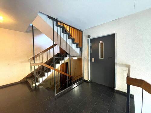 Treppenhaus und Aufzug - 