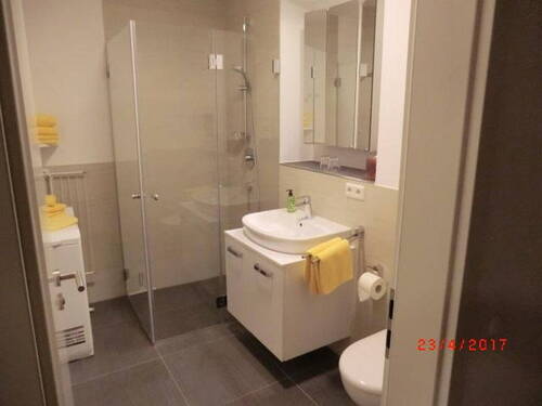 Bad mit Dusche - 