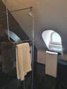 Badezimmer mit Dusche und Fenster - 